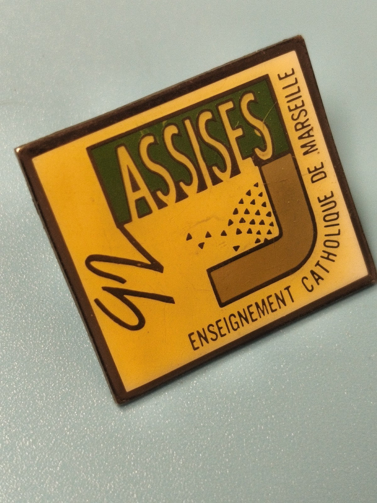Vintage pin's Assises Marseille Enseignement Catholique badge rectangulaire