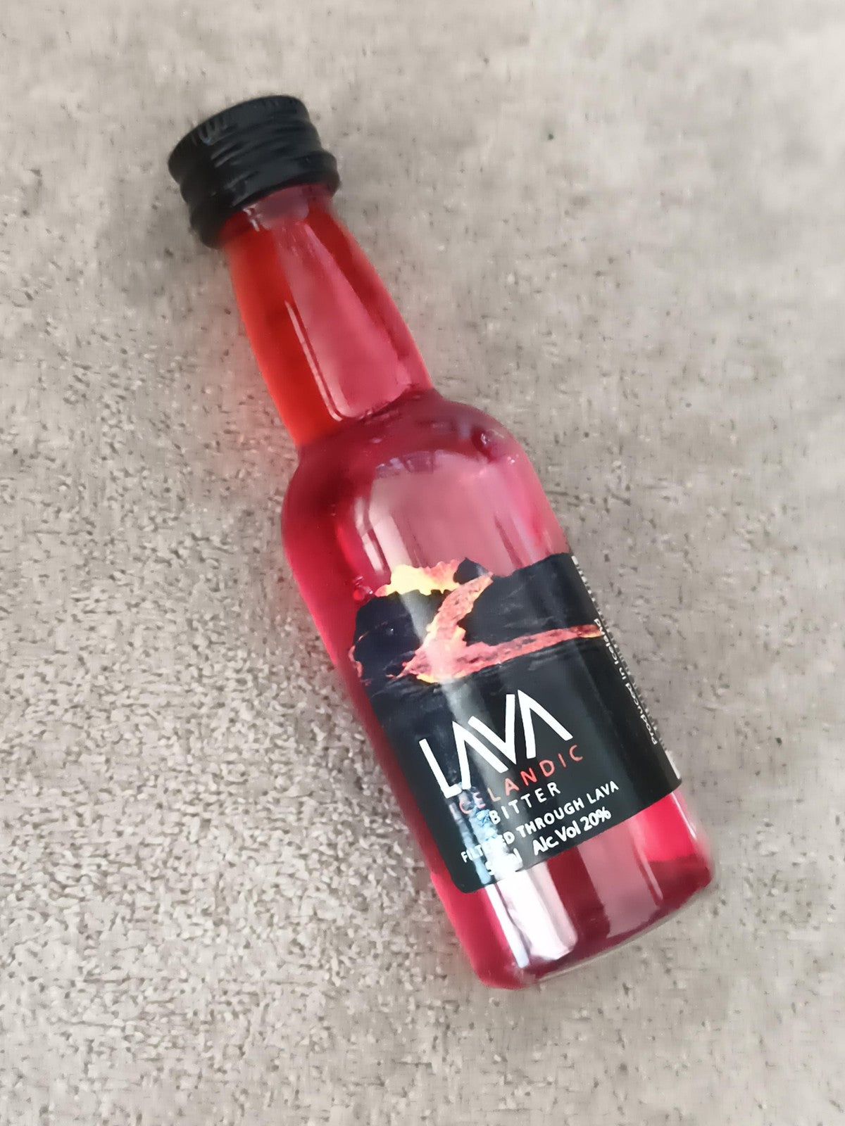 Miniature alcool LAVA Icelandic Bitter, bouteille partiellement remplie