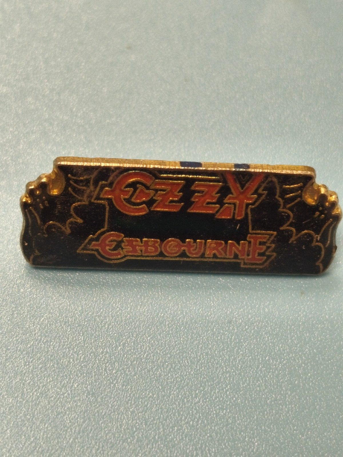 Vintage pin's Ozzy Osbourne logo métal noir et or rock collector rare