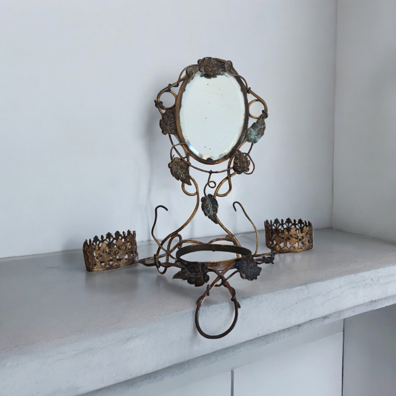 Miroir mural ovale en laiton doré style XIXe, porte-bougies et support mural