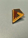 Pin's vintage Marseille Les Calanques triangle émaillé jaune vert collection
