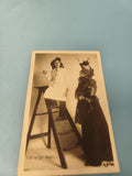 Carte postale ancienne CPA ? Scène enfant & femme chapeau rétro, photo noir et b