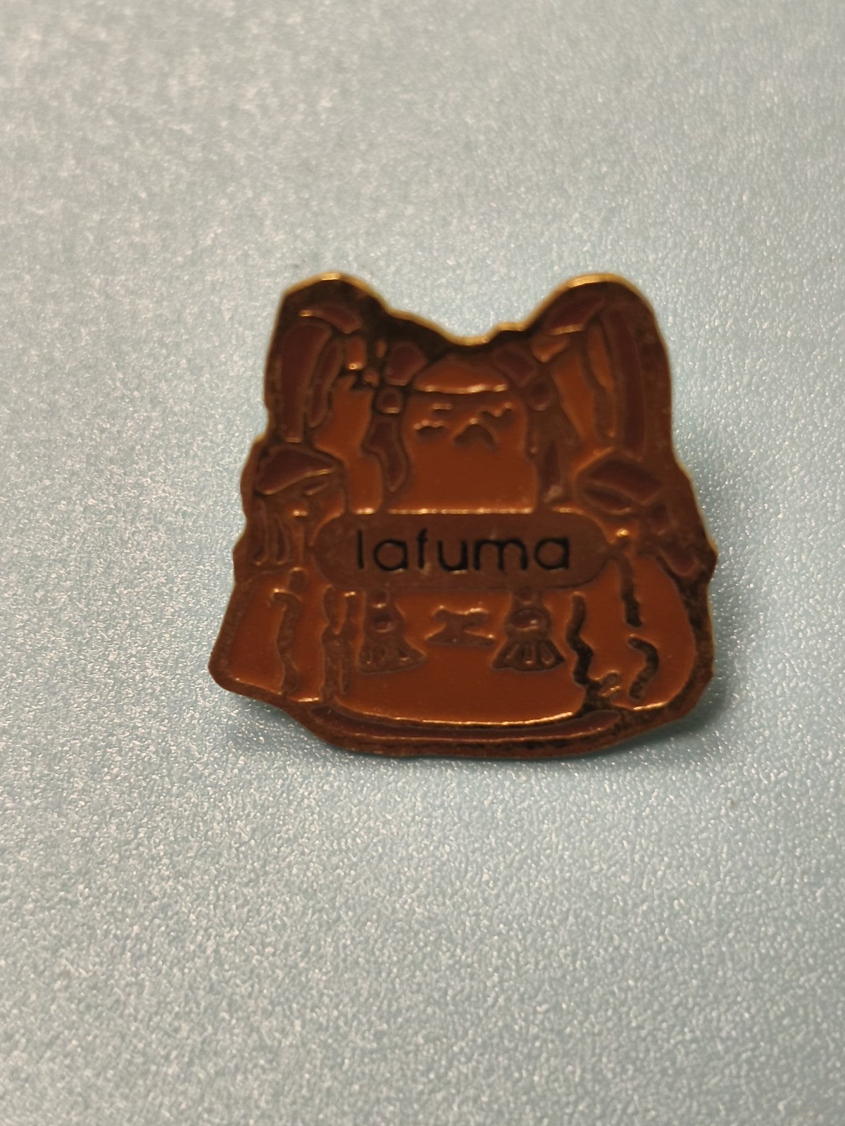 Pin's vintage Lafuma émaillé forme mascotte marron ancien collection (Ref 15)
