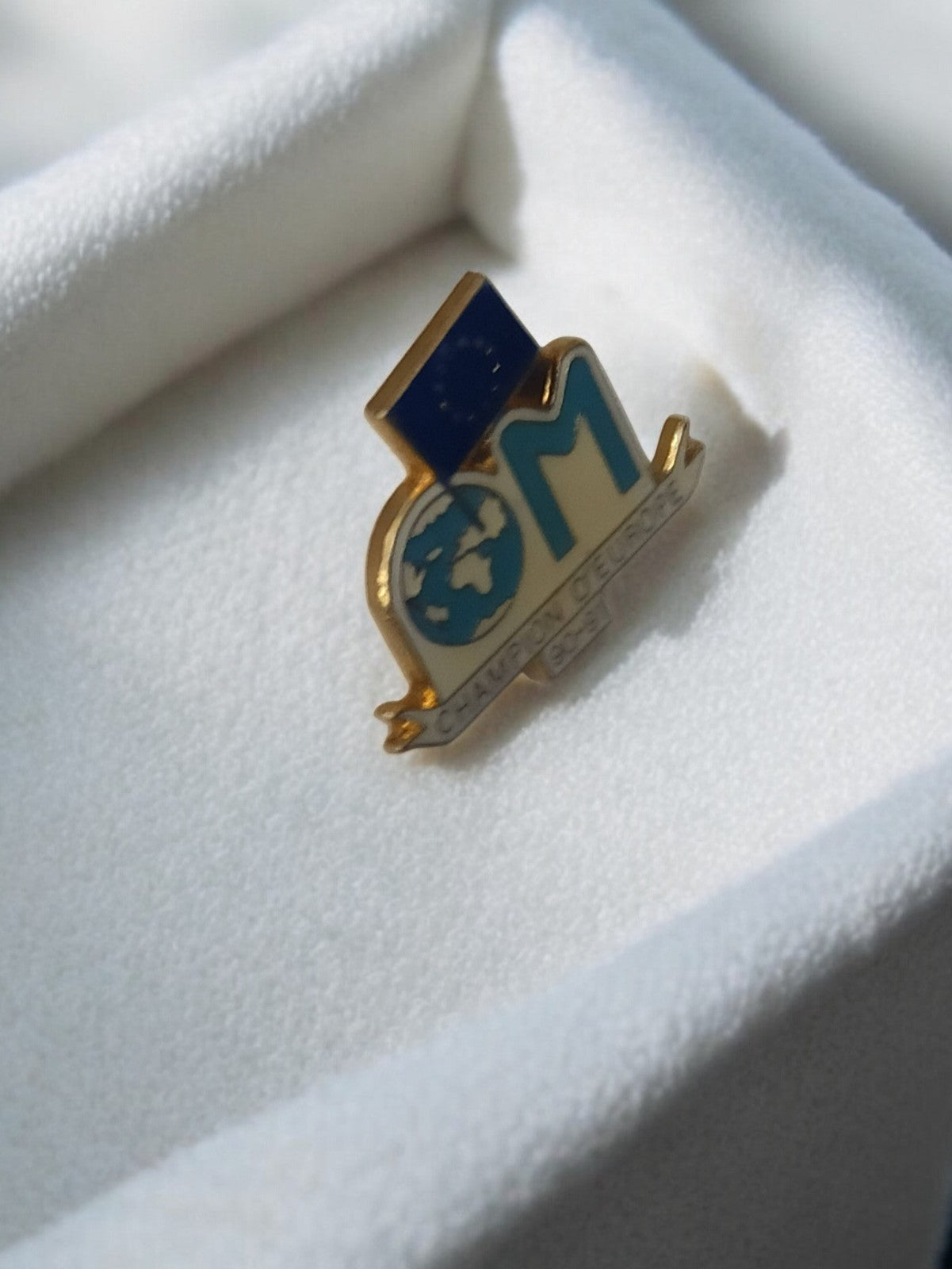 Pin's Olympique de Marseille OM vintage doré badge football rétro ancien