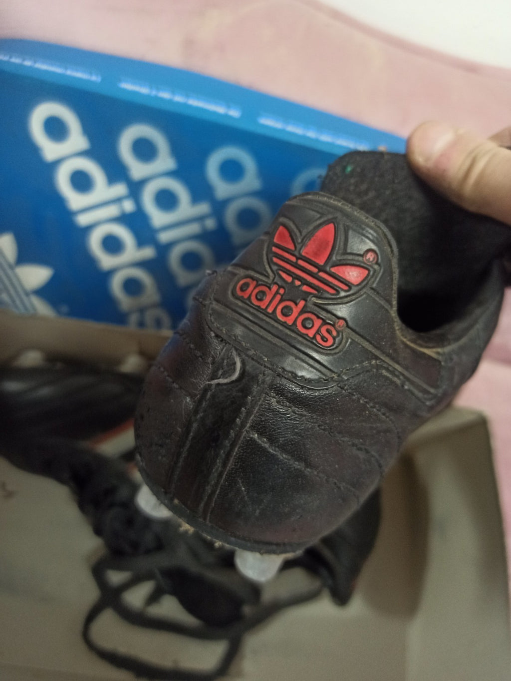 Paire de crampons Adidas vintage noir rétro, chaussures football ancien modèle