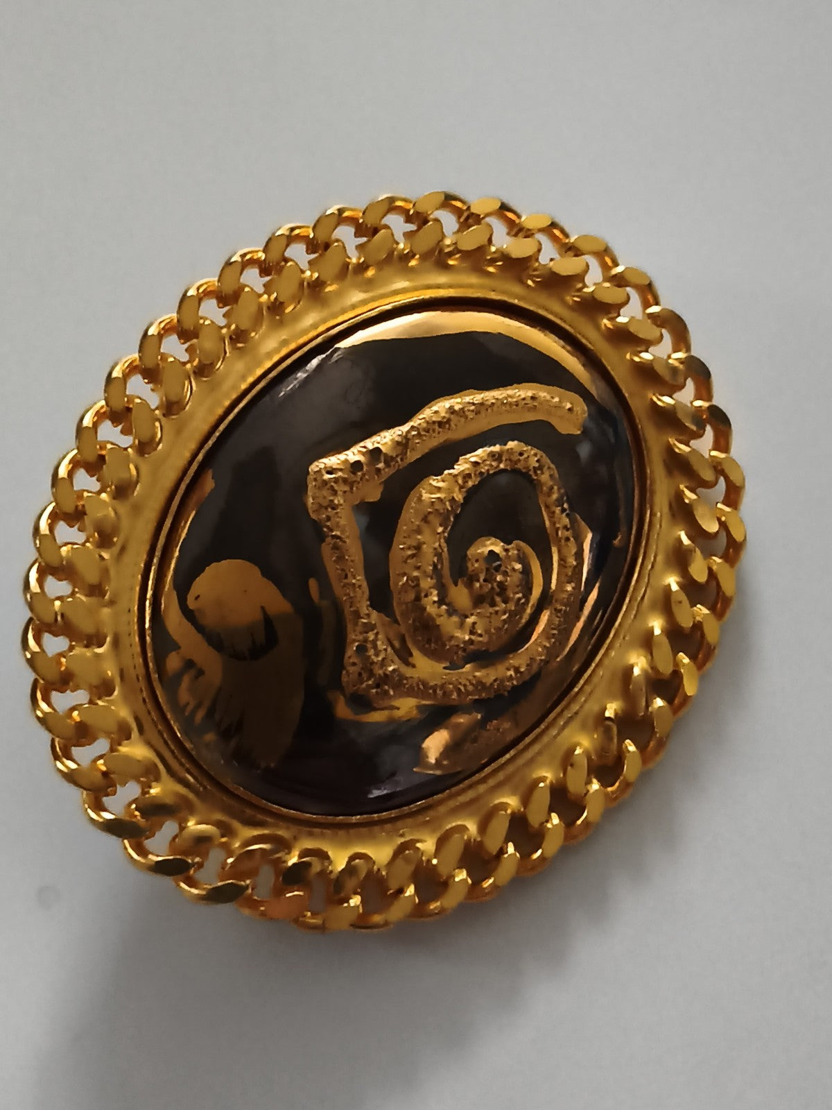 Broche ancienne ovale dorée motif spiralé relief vintage rétro