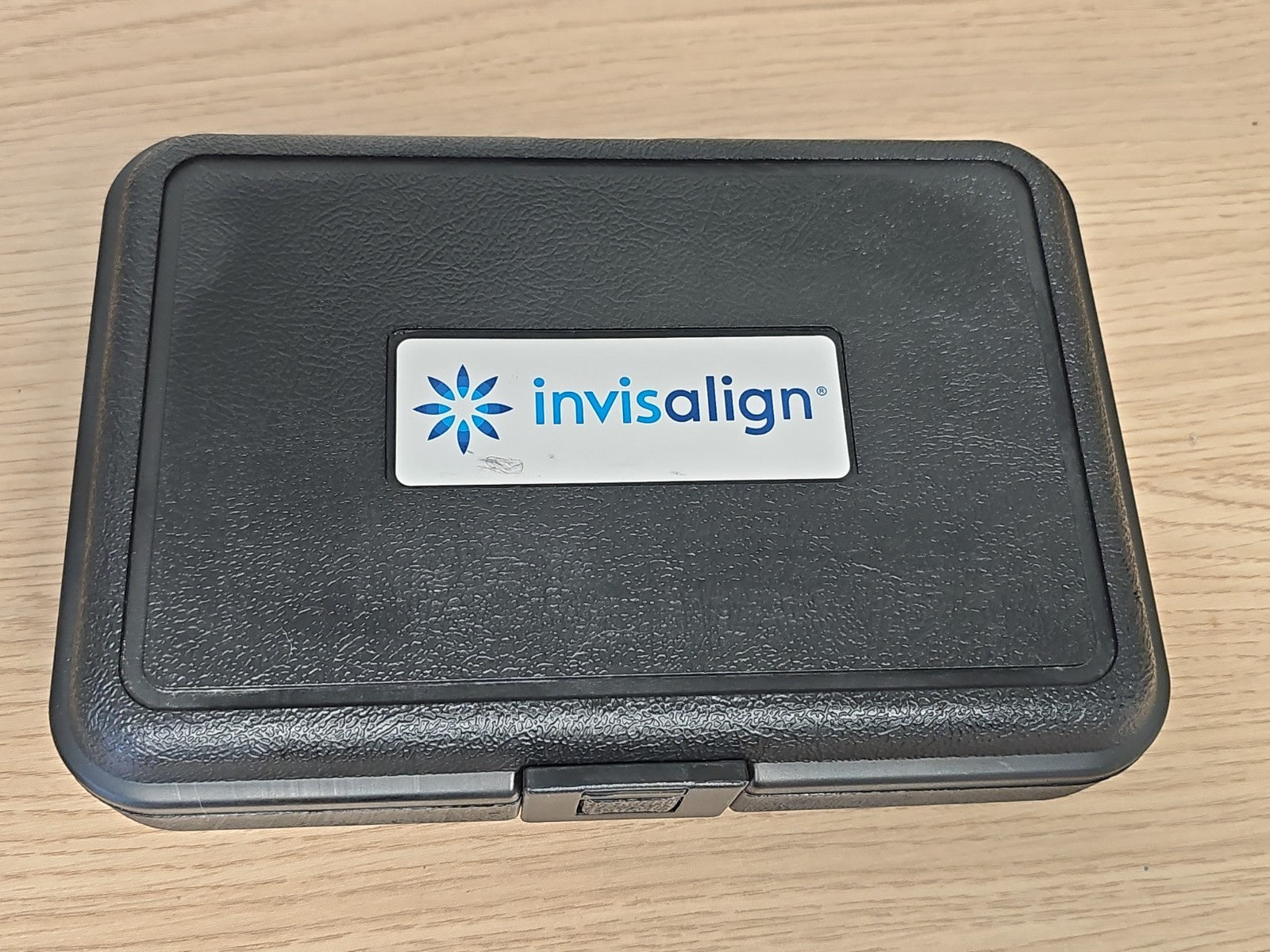 Kit orthodontique Invisalign avec gouttières, modèle dentaire et instruments