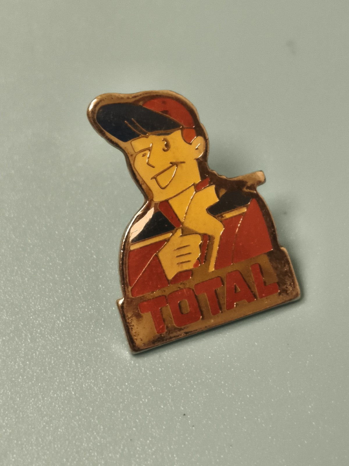 Vintage pin's TOTAL ancien logo personnage rouge jaune collection (Ref 4)