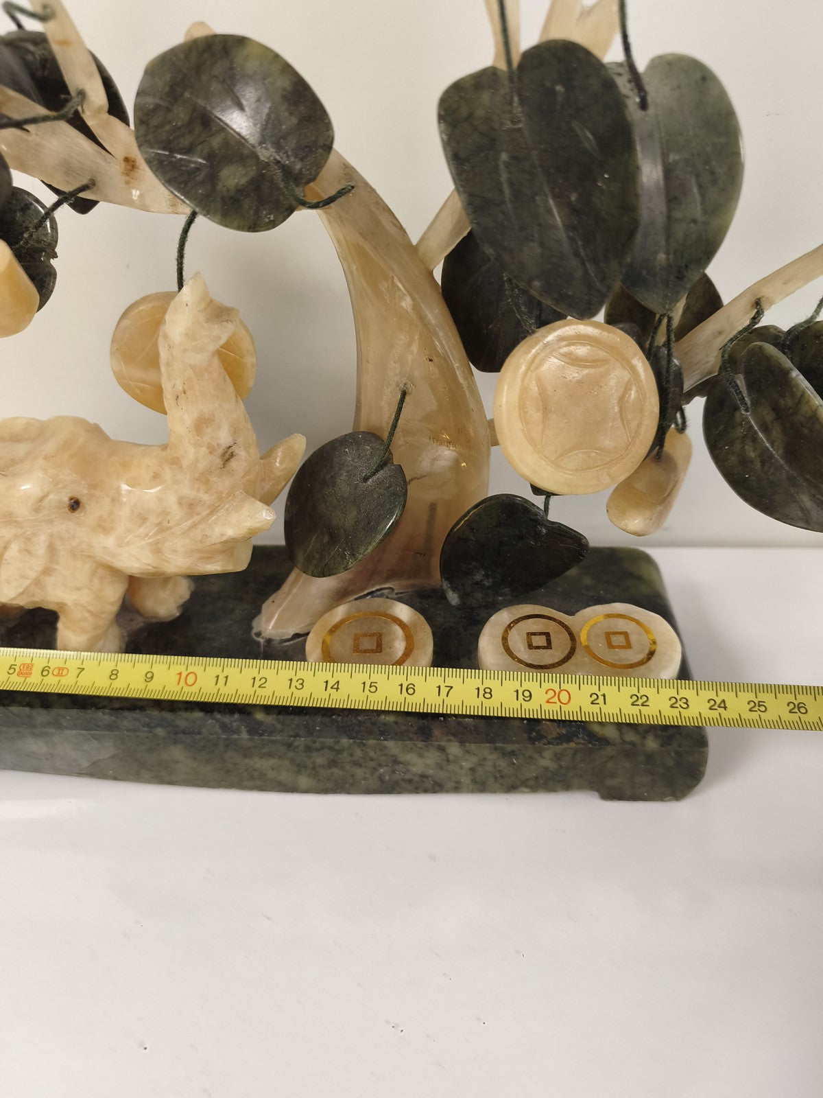 Alter handgeschnitzter Onyx-Elefant, dekorativer Baum, Vintage-Steinsockel