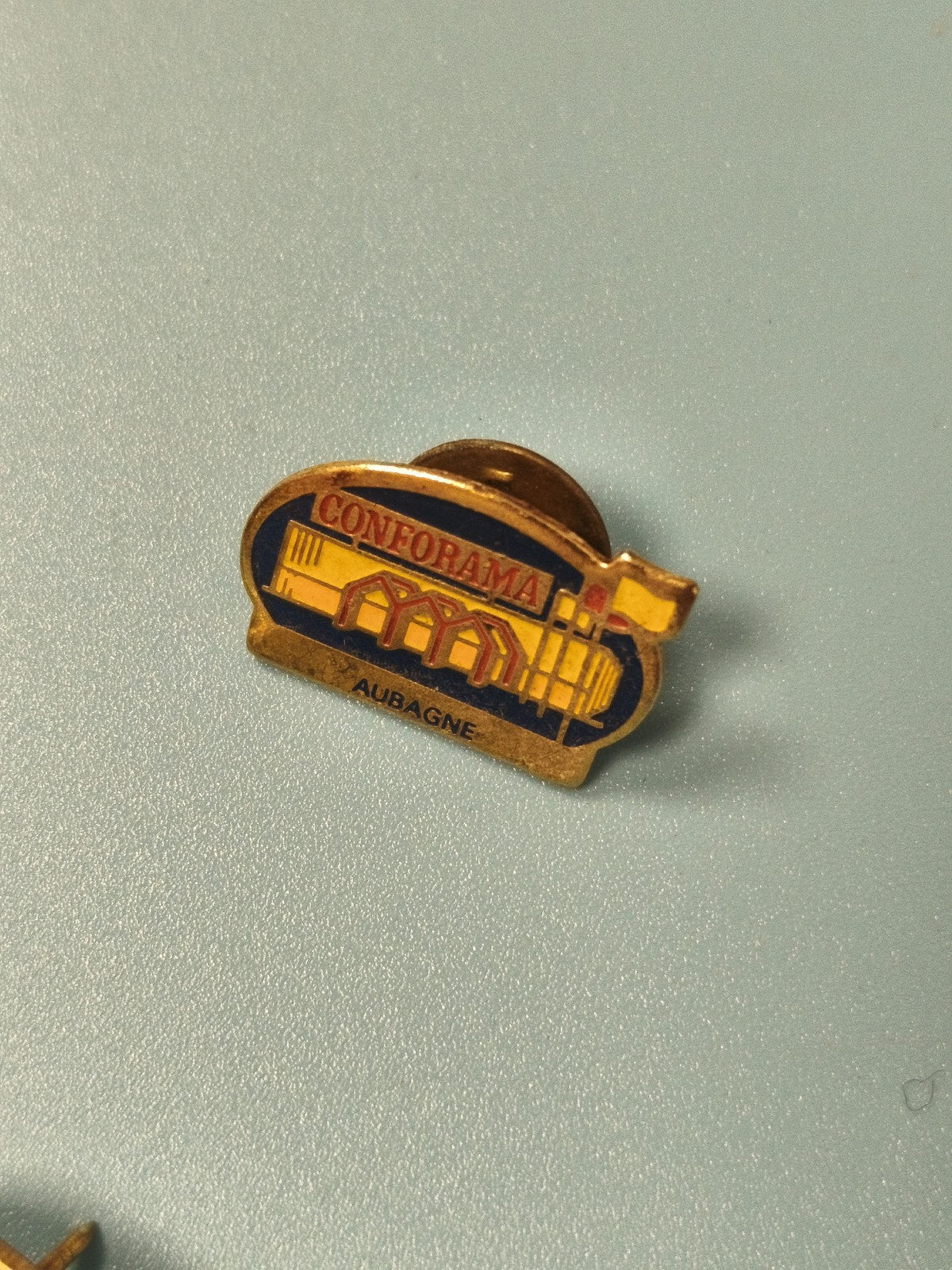 Vintage pin's Conforama Aubagne ancien badge émaillé collection publicitaire