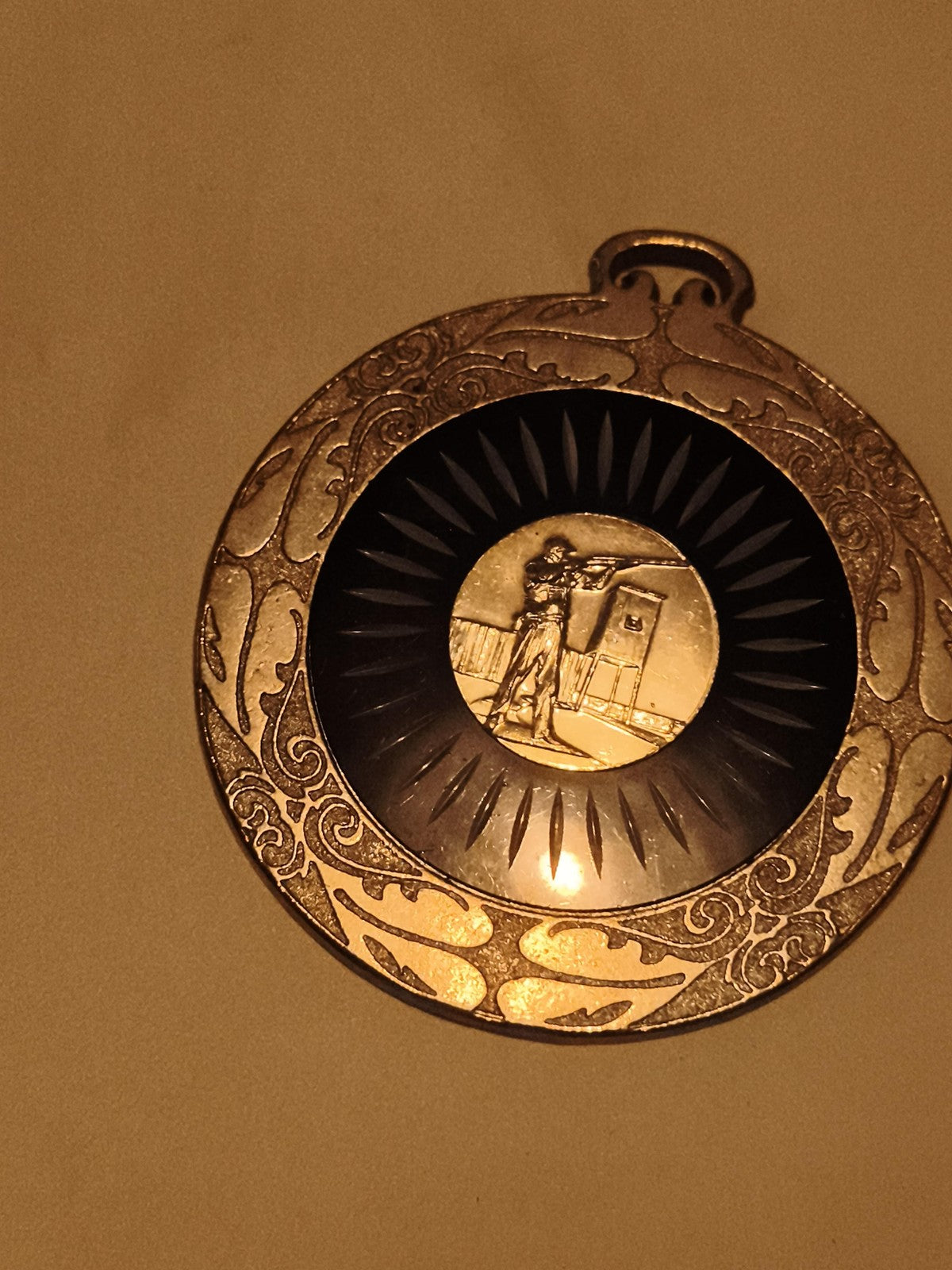 Médaille décorative tir sportif finition dorée motif gravé relief