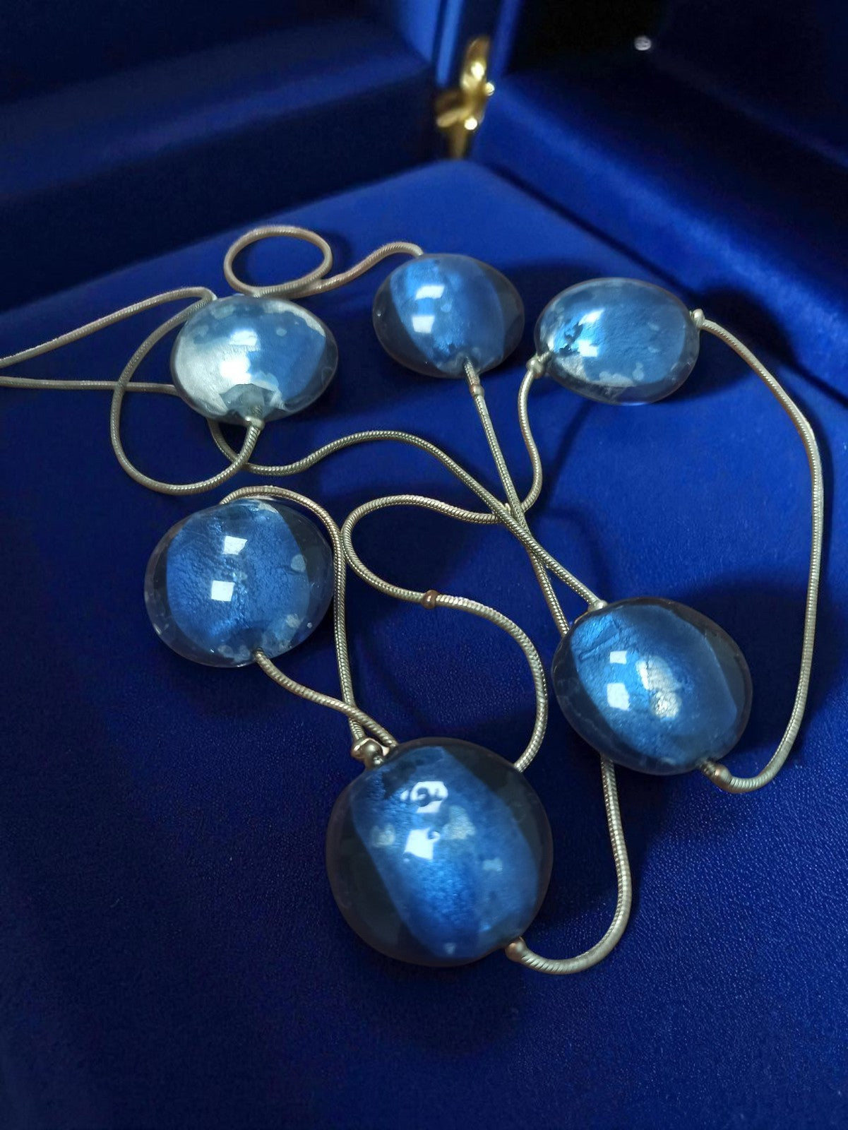 Collier vintage à grosses perles bleues, bijou fantaisie rétro ancien original