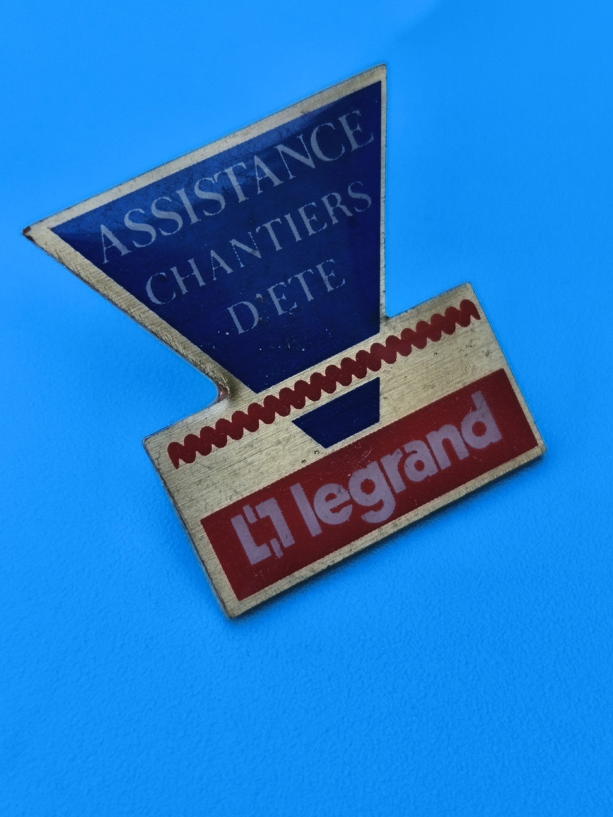 Pin's vintage Legrand Assistance Chantiers d'Été bleu rouge collection