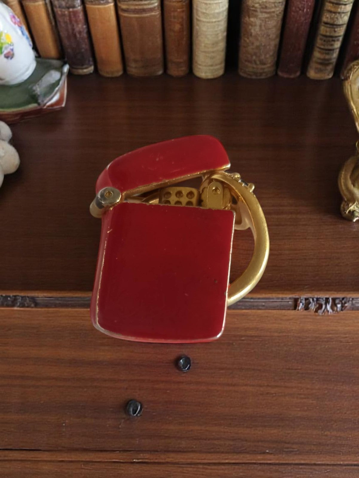Briquet vintage émail rouge, style rétro, finition dorée, accessoire ancien