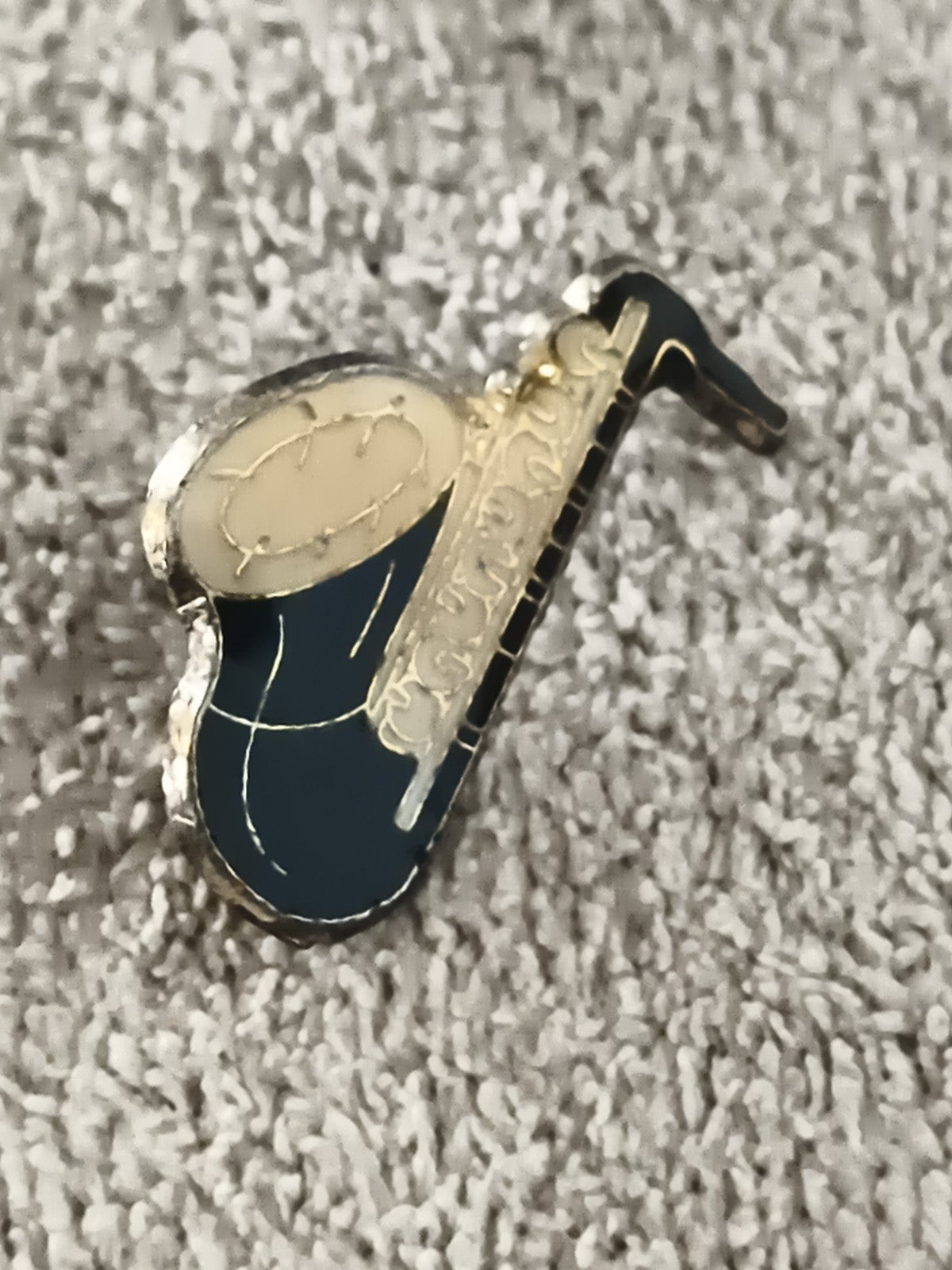 Pin's vintage saxophone bleu noir doré émaillé, broche musique (Ref 9)