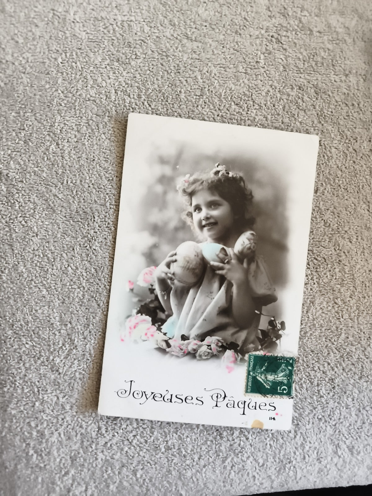 Carte postale ancienne Joyeuses Pâques fillette œufs fleurs CPA