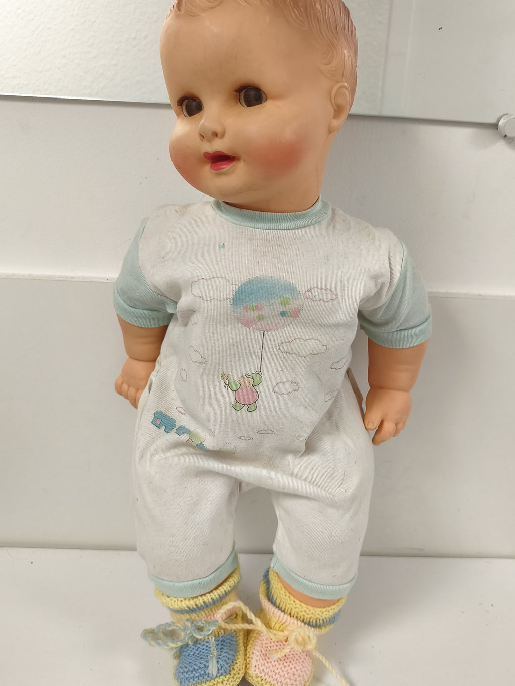 Ancienne poupée Polyflex France, yeux dormeurs, tenue layette