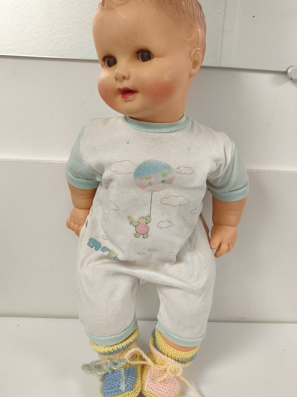 Ancienne poupée Polyflex France, yeux dormeurs, tenue layette