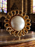 Broche vintage dorée cabochon nacré rétro bijou fantaisie ancien