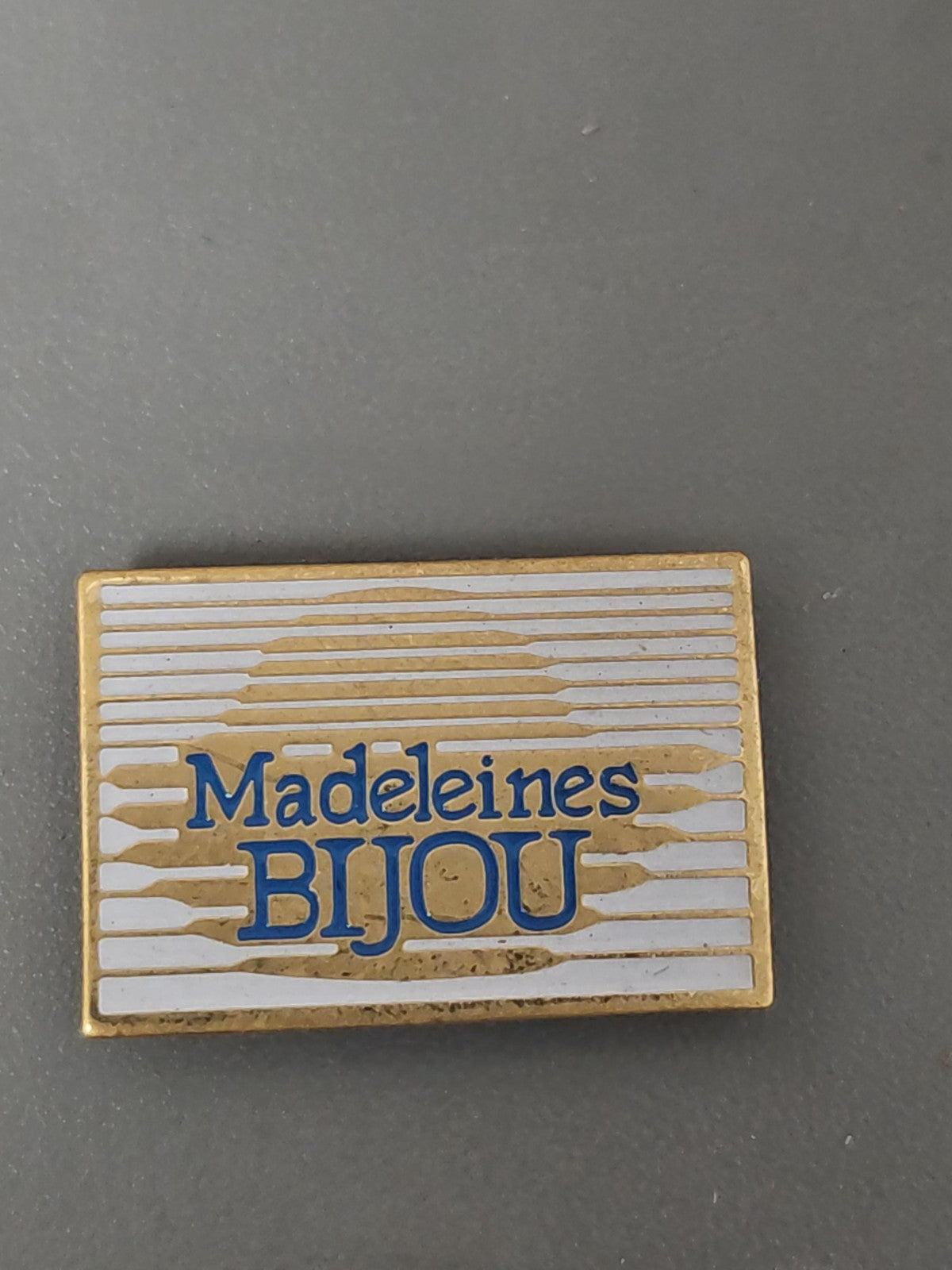 Vintage pin's ancien madeleine bijou rétro collection badge pâtisserie rare