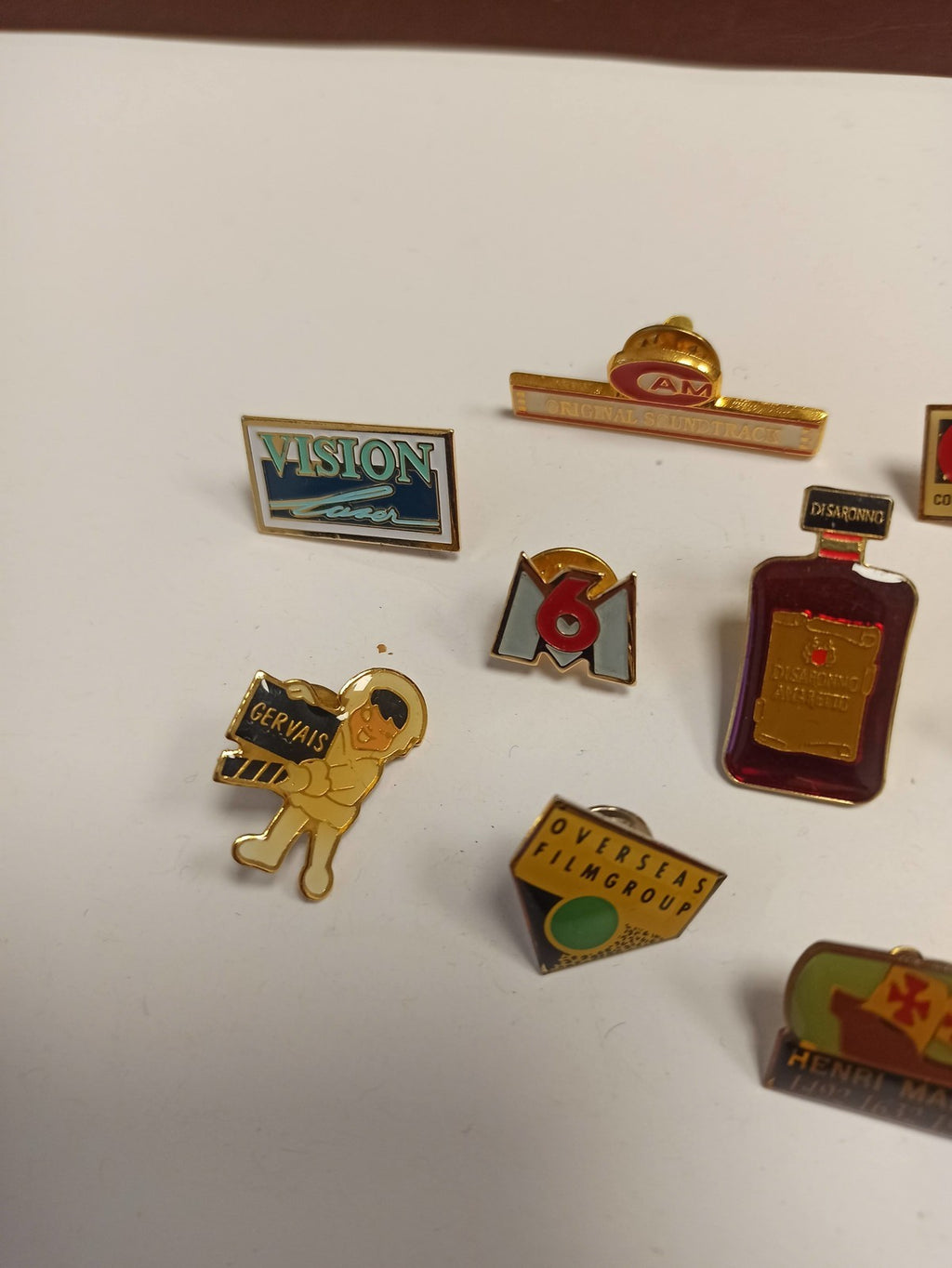 Lot 10 pin's publicitaires vintage années 80-90 TV radio boisson Sony M6