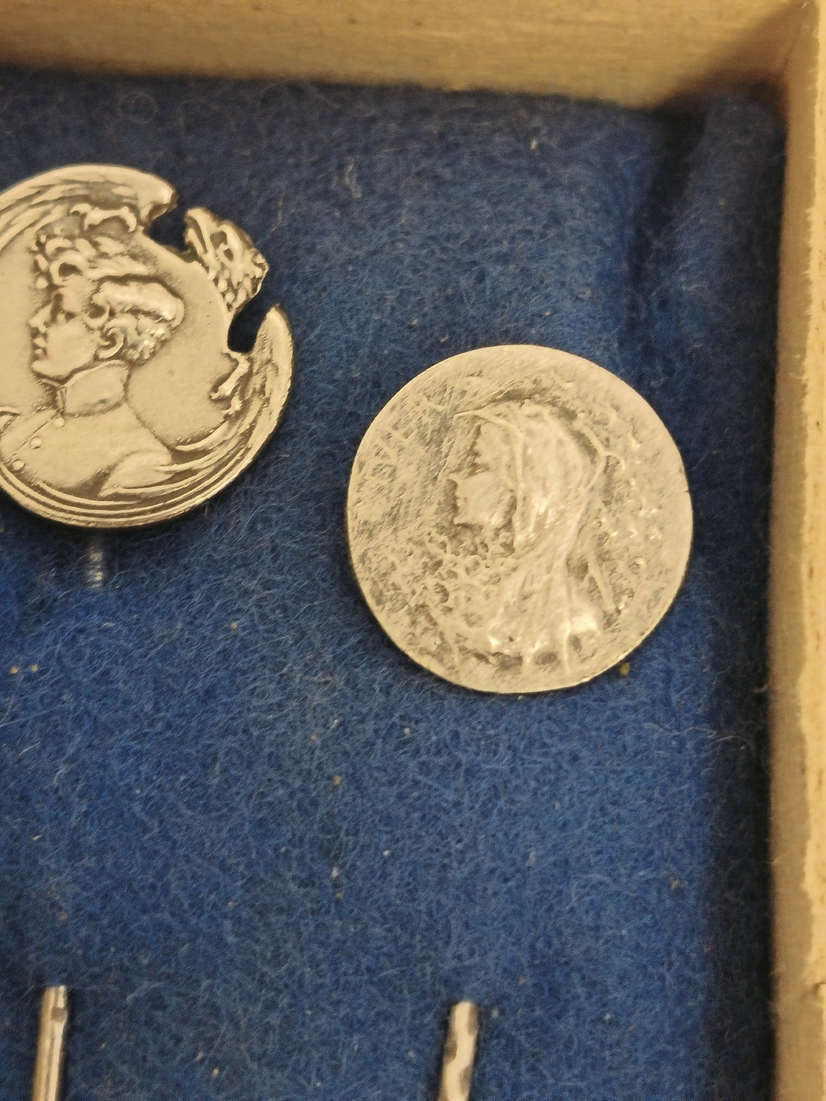 Petites médailles anciennes argent Napoléon III fin XIXe Art nouveau pin's
