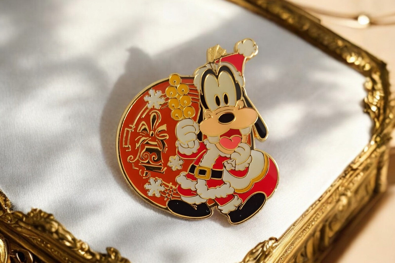 Pin's Dingo Noël Tokyo Disneyland Disney rare émail doré rouge vintage