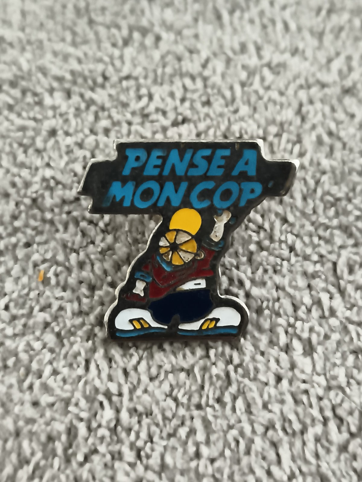 Pin's vintage "Pense à mon cop" streetwear humour années 90 émaillé (Ref 2)