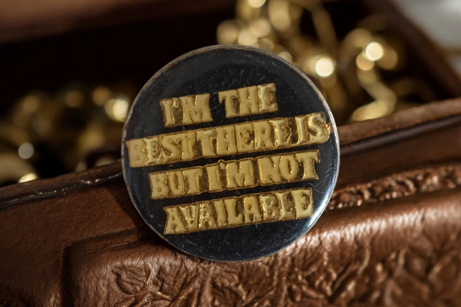 Pin's rond rétro noir doré I'm The Best, badge vintage accessoire original