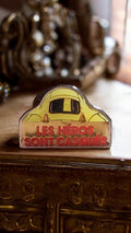 Pin's vintage Les Héros Sont Casqués jaune rouge casque sécurité ancien