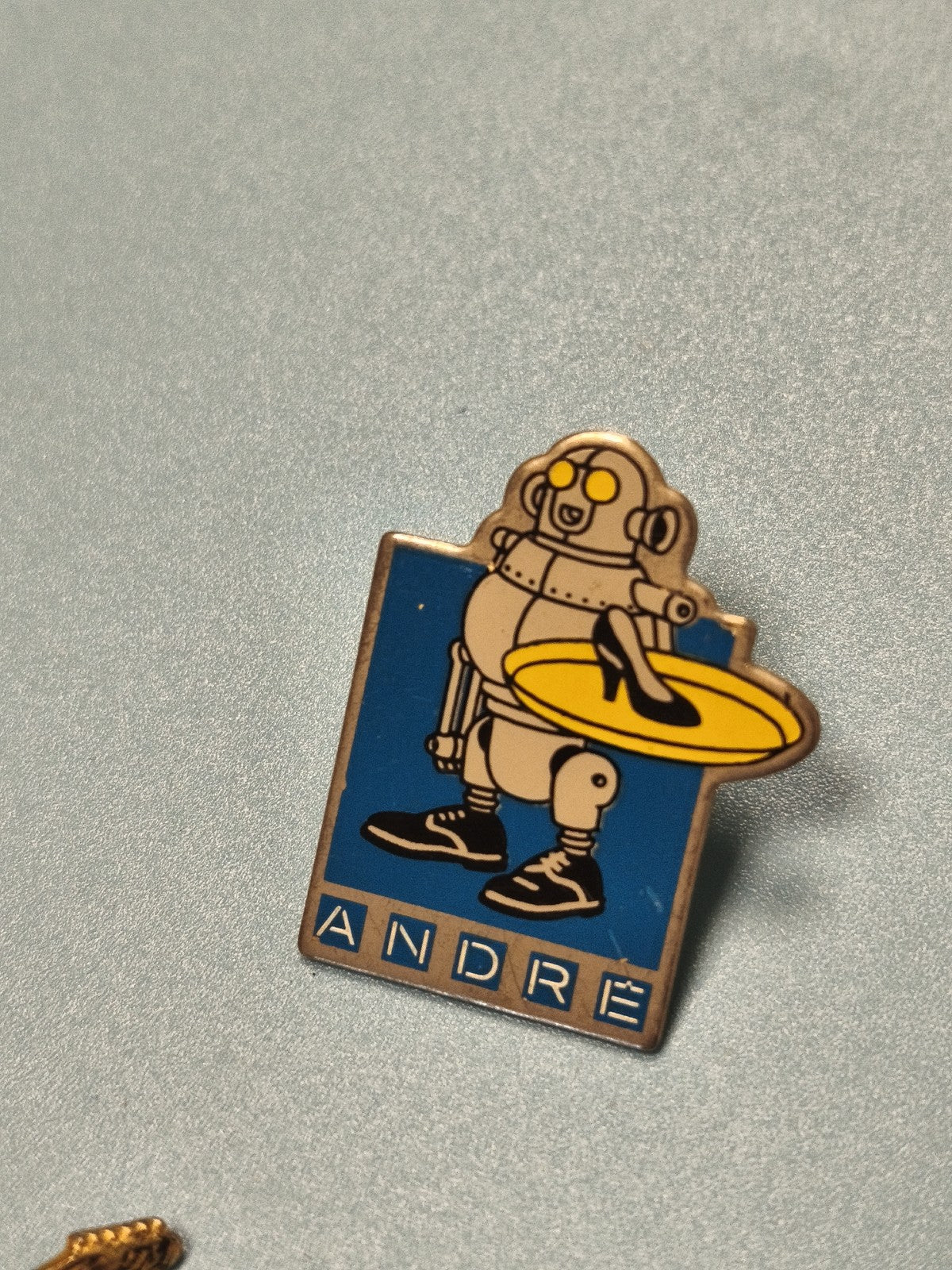 Pin's vintage ANDRÉ robot plateau chaussure bleu jaune rétro collection