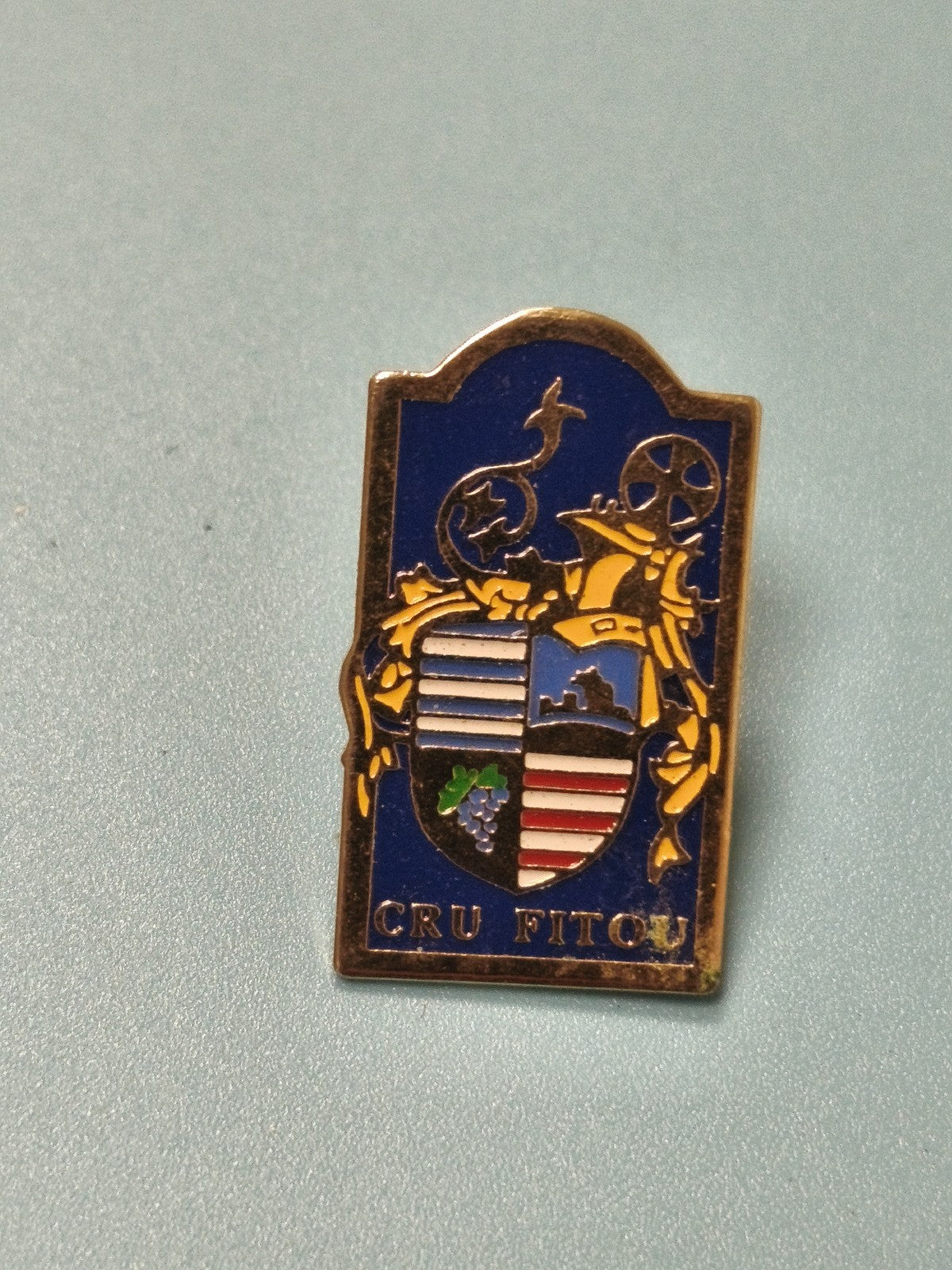 Vintage pin's blason CRU FITOU émaillé collection vin ancien badge (Ref 2)
