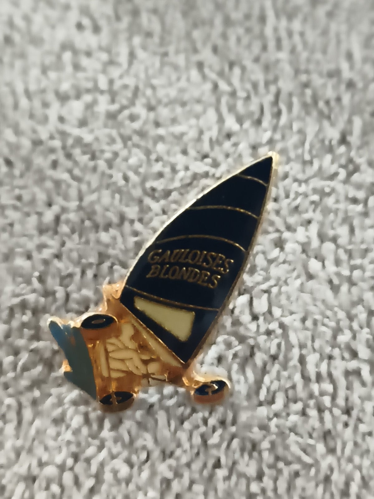 Pin's vintage Gauloises Blondes planche à voile bleu doré ancien (Ref 10)
