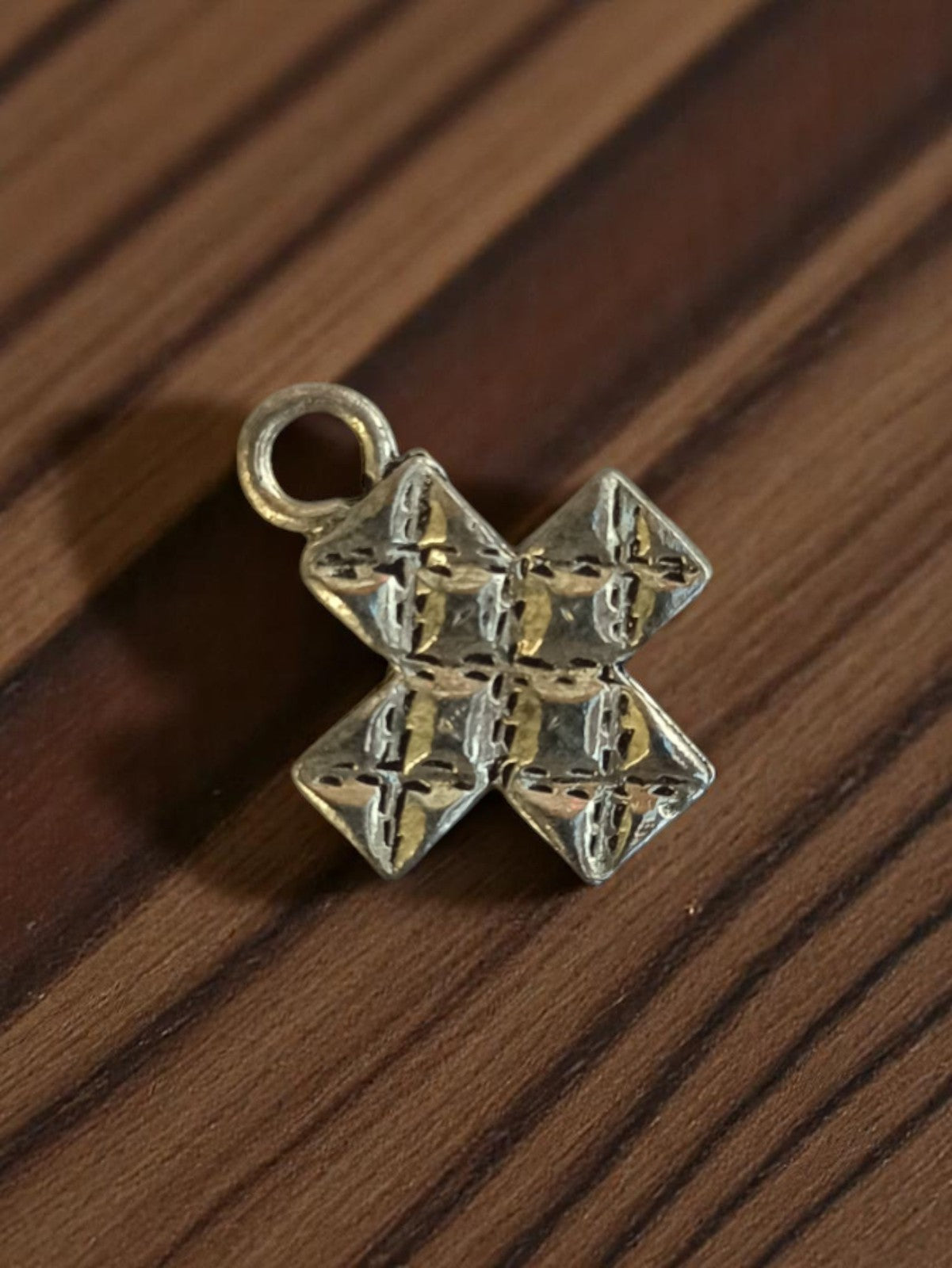 Pendentif vintage croix métal texturé années 50, bijouterie ancienne rétro
