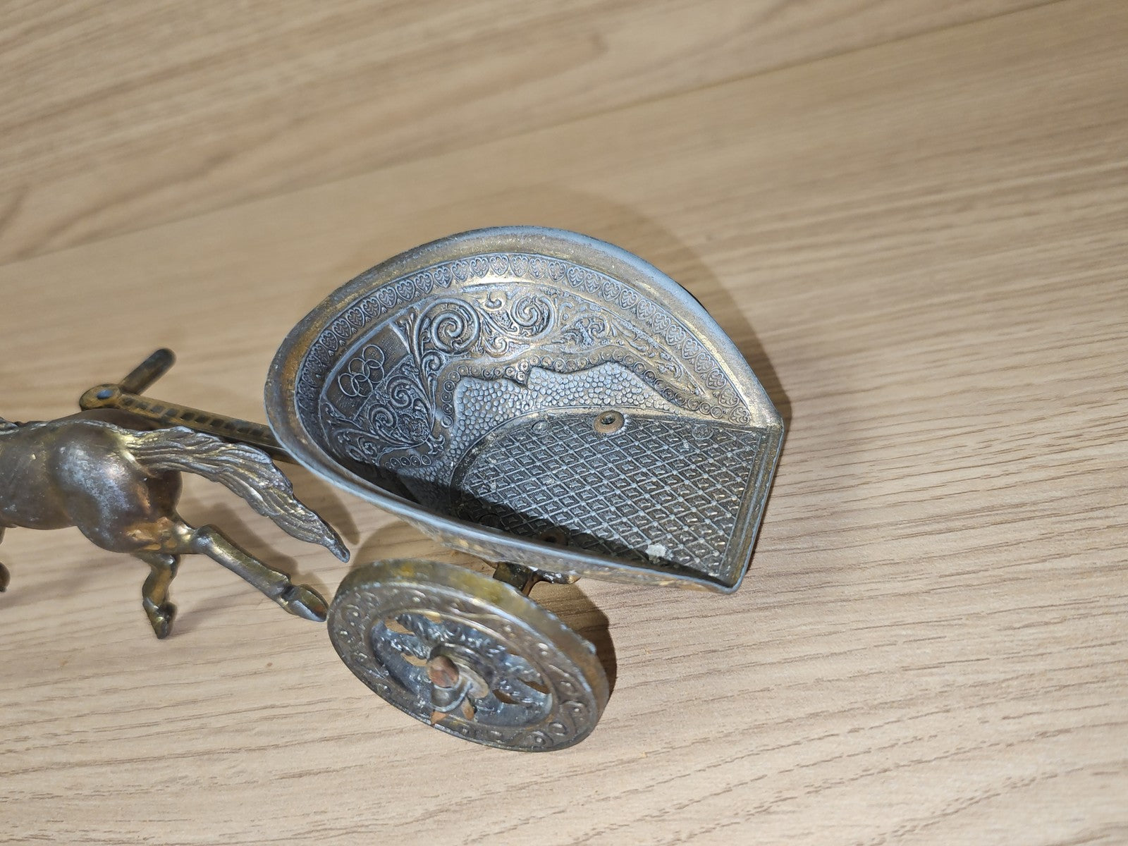 Deko-Skulptur Retro-Panzer aus alter Bronze, Vintage-Objekt zum Sammeln und Dekorieren