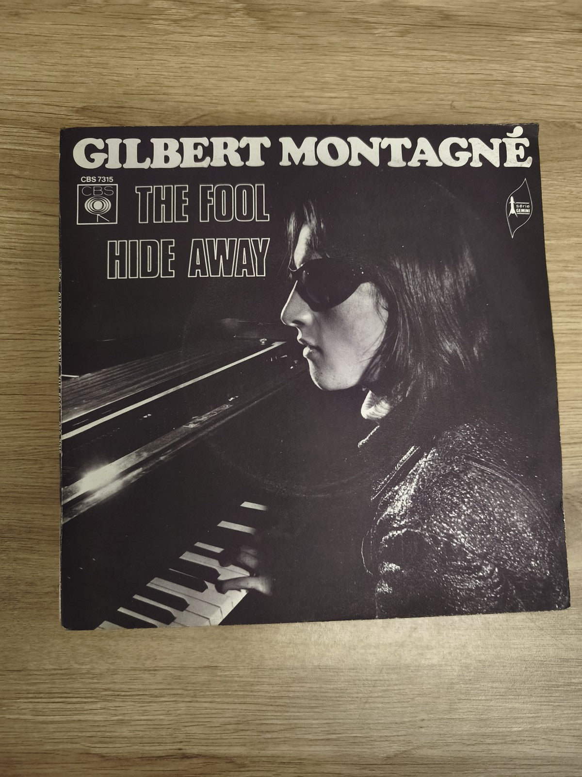 Vinyle 45T Gilbert Montagné The Fool Hide Away CBS 7315 pochette noire piano