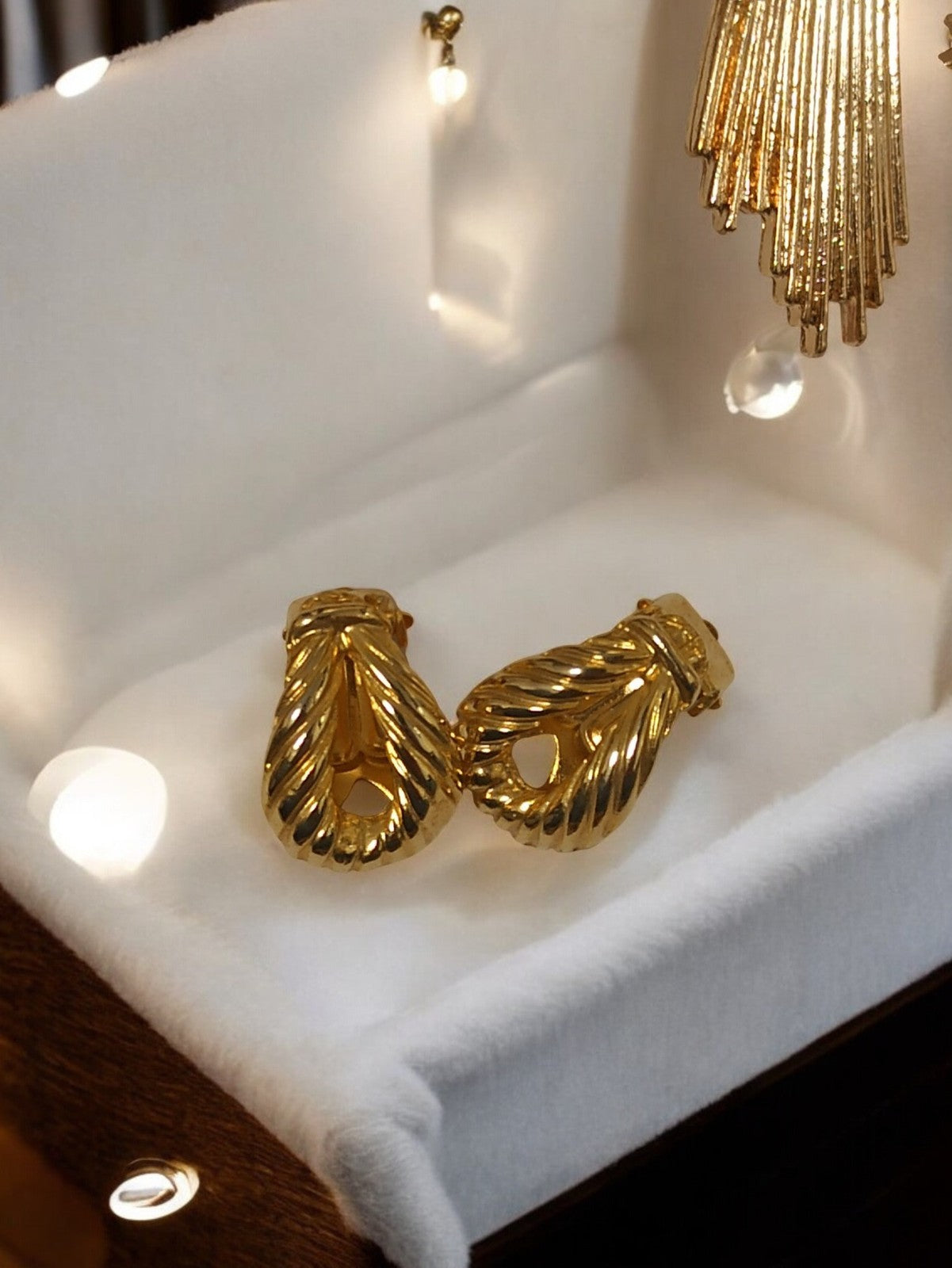 Paire de boucles d’oreilles vintage rétro dorées, clip fantaisie ancien