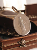 Médaille religieuse Vierge Miraculeuse métal vintage pendentif catholique ancien