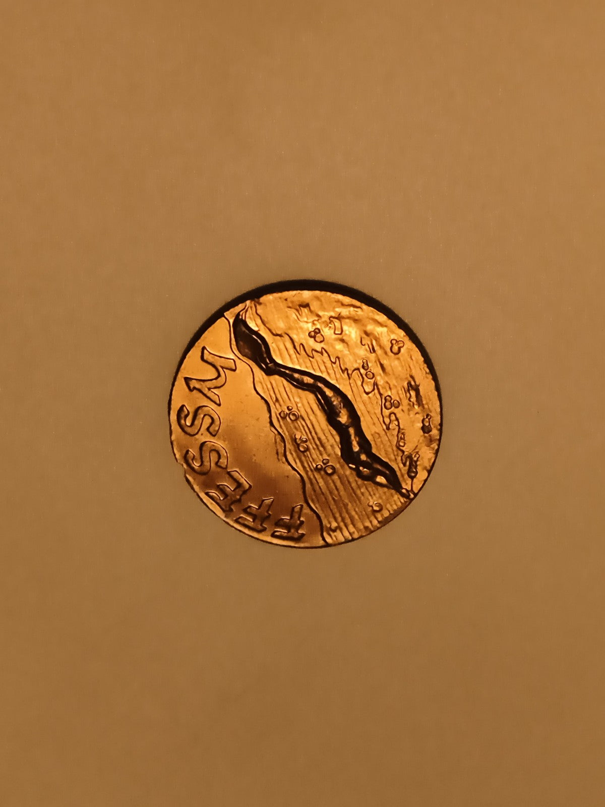 Médaille FRESSI aspect doré décor relief abstrait médaillon rond