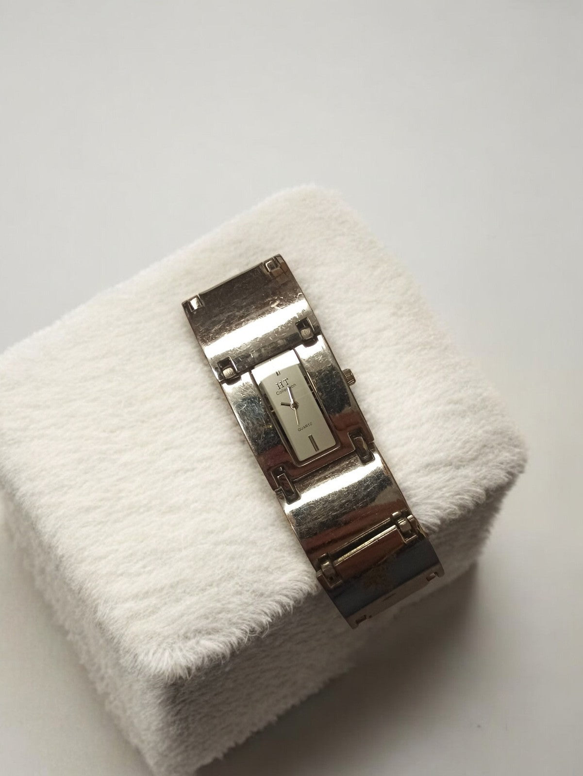 Montre femme vintage quartz à restaurer, bracelet large aspect métallique rétro