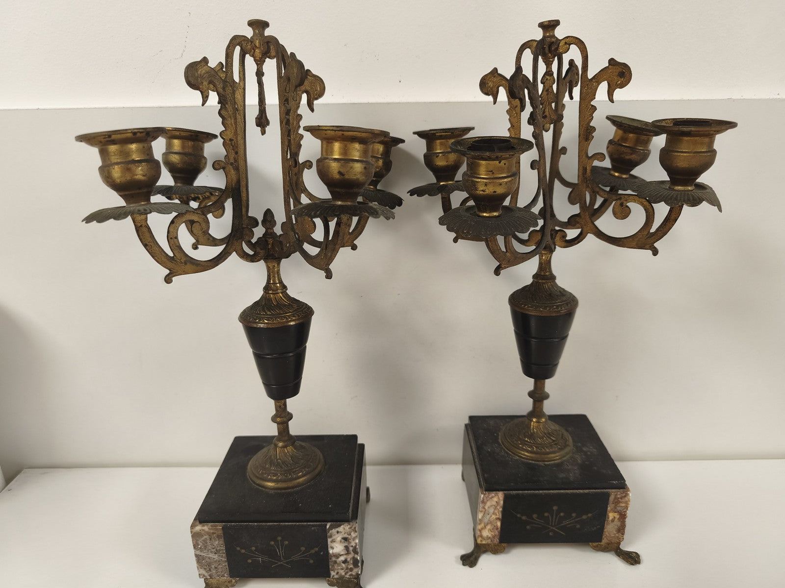 Paire chandeliers Napoléon III bronze doré marbre noir 4 feux volutes
