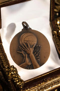 Médaille ancienne basket bronze, relief joueur et ballon, sport vintage