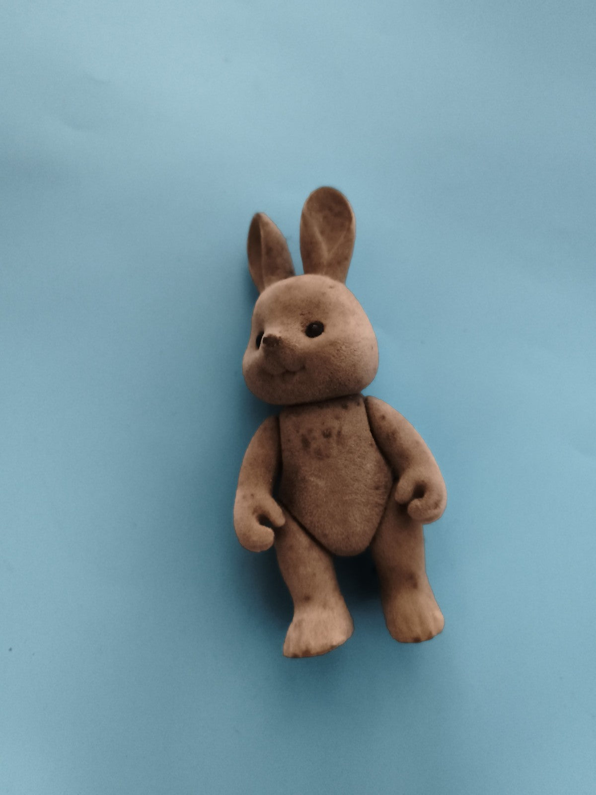 Figurine lapin Sylvanian Families marron aspect velours jouet animal