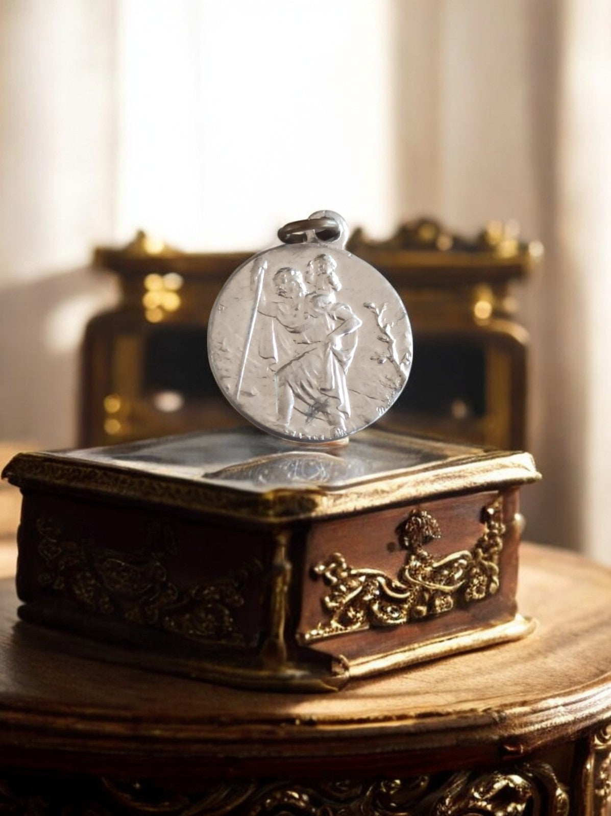Médaille religieuse vintage en métal Saint Christophe relief ancien pendentif