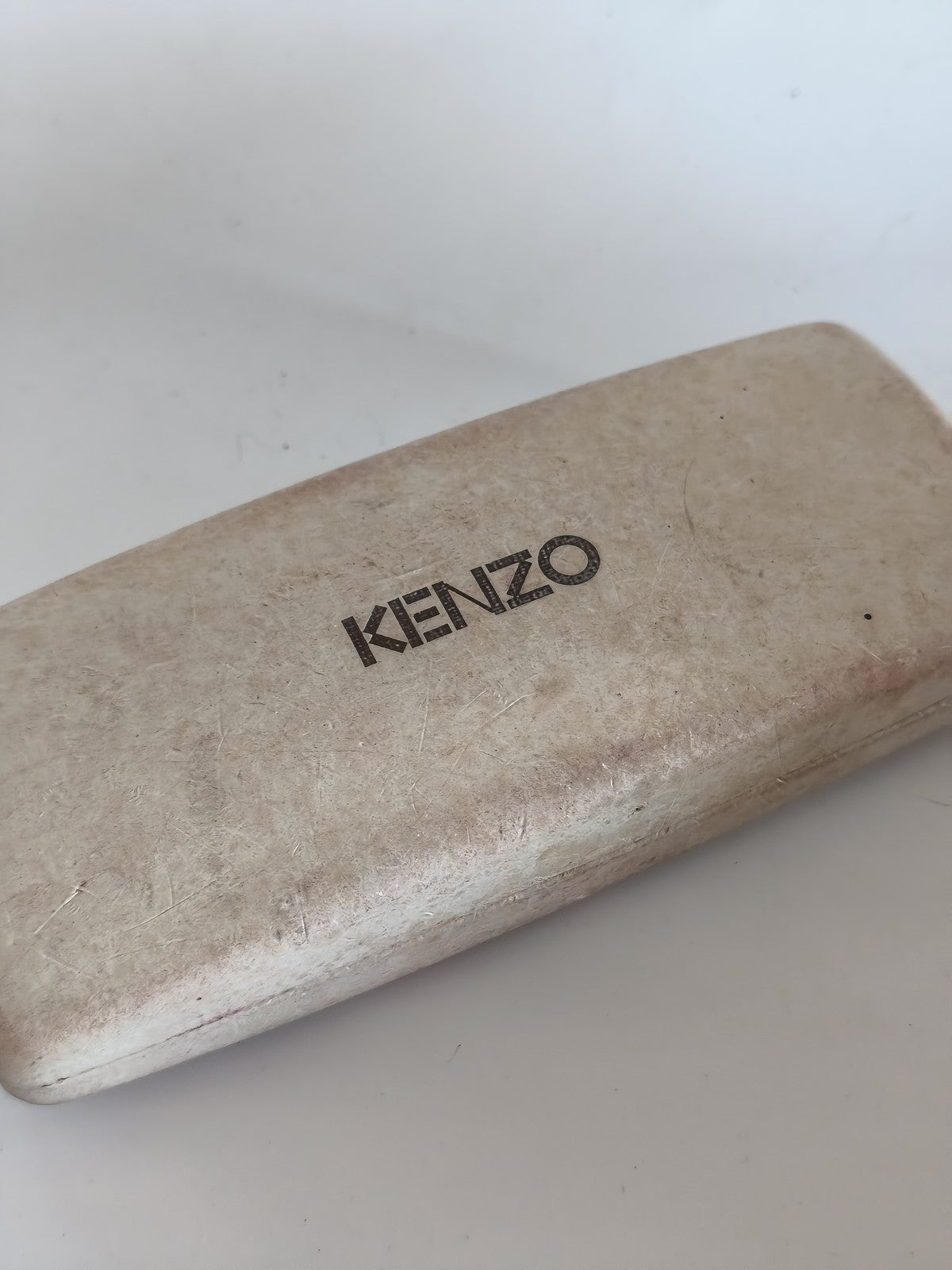 Etui lunettes de soleil Kenzo d'occasion, protection élégante accessoire origina