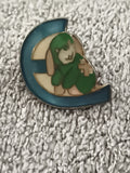 Pin's vintage émaillé chien vert sur croissant bleu badge ancien (Ref 7)