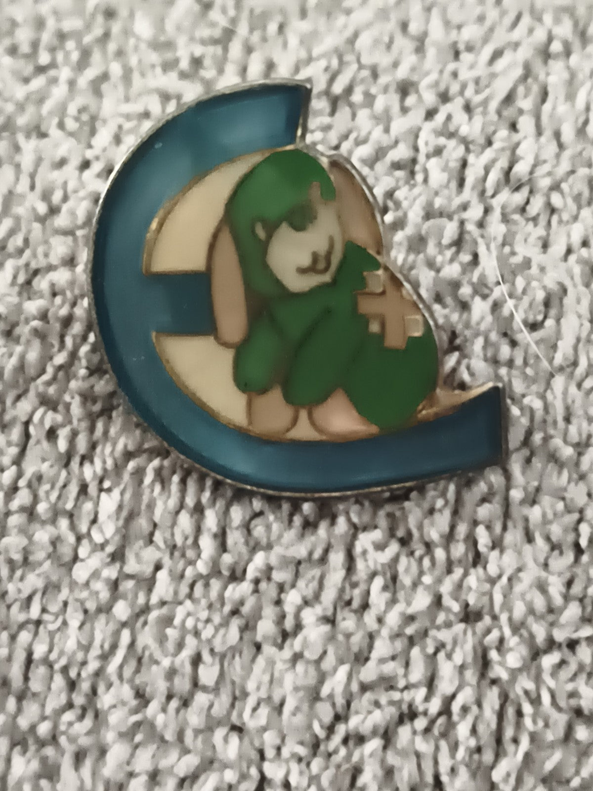 Pin's vintage émaillé chien vert sur croissant bleu badge ancien (Ref 7)