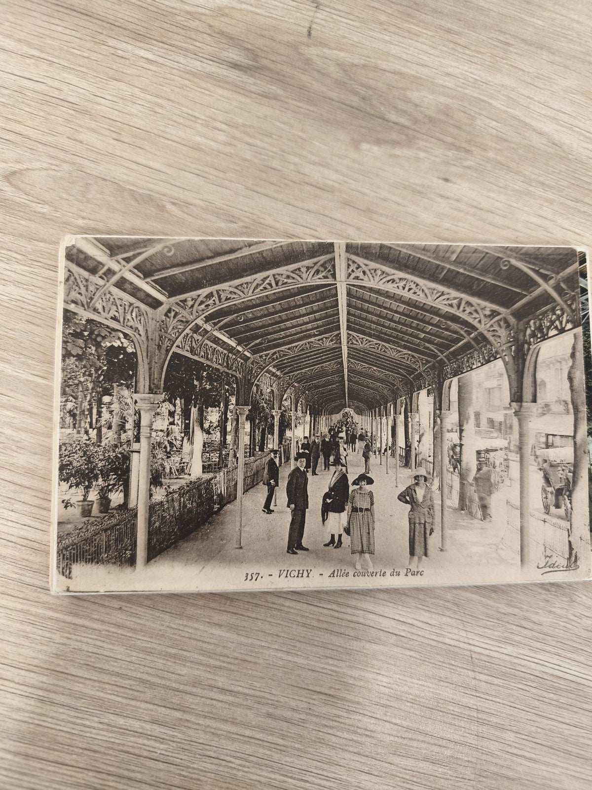 Ancienne carte postale Vichy allée couverte du parc vintage noir et blanc