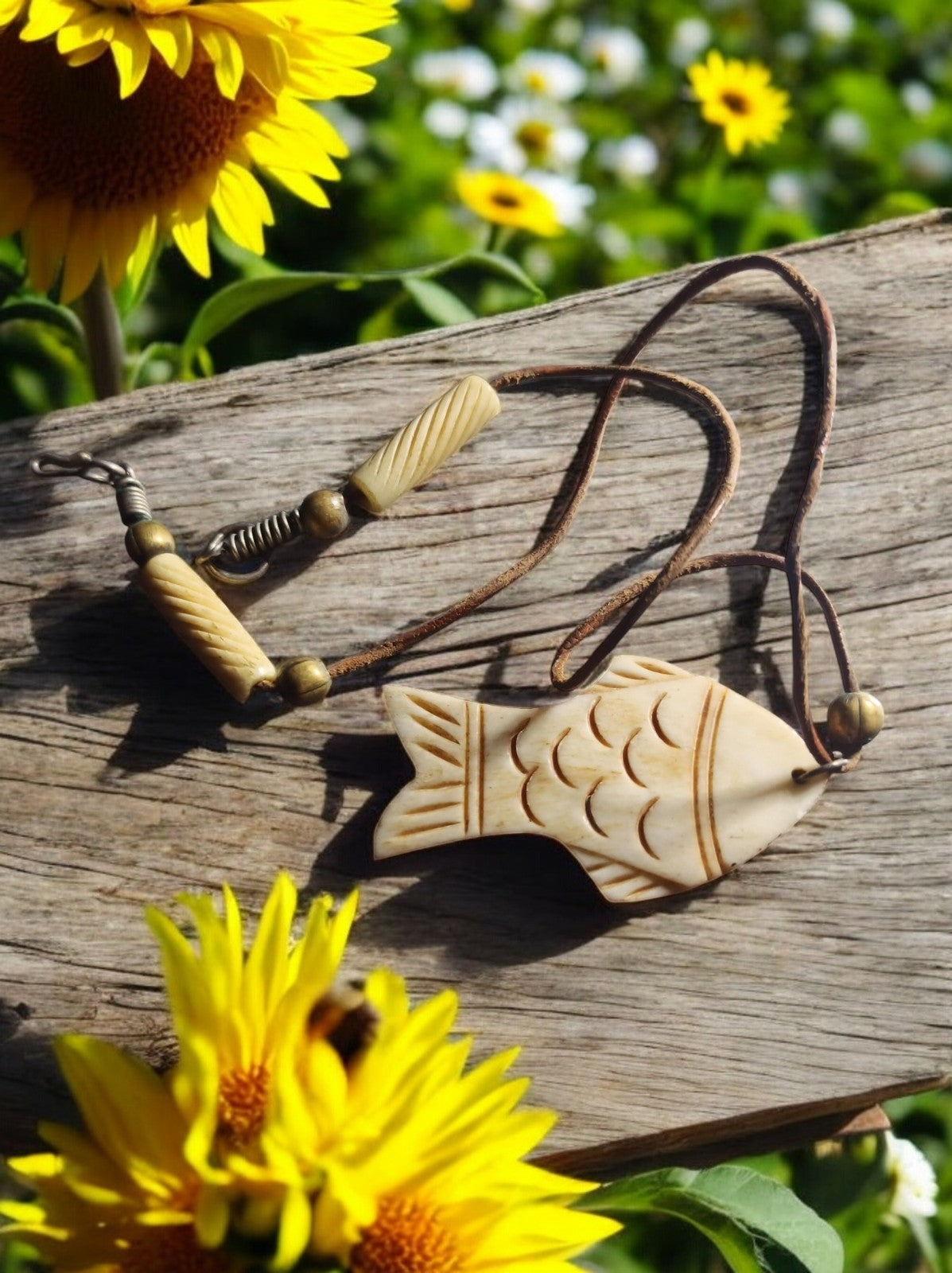 Collier poisson vintage pendentif os sculpté, bijou ethnique ancien, cordon cuir