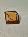 Pin's vintage TOTAL carré jaune logo graphique ancien collection essence